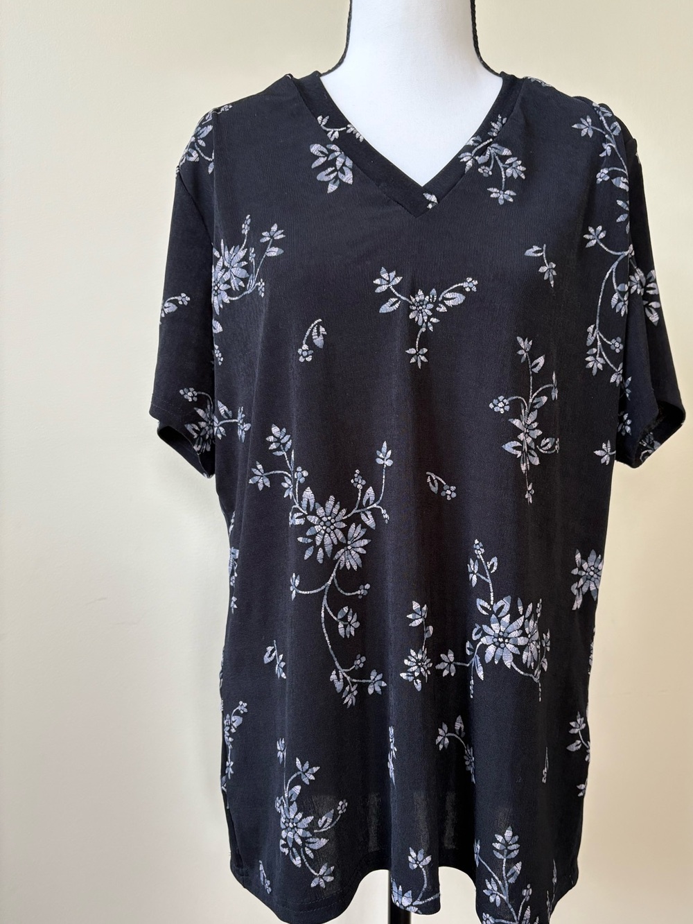 VINTAGE - Pia U.S.A - Black Floral V-Neck Blouse